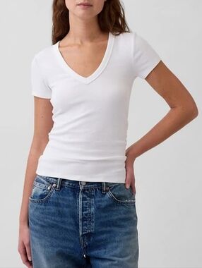 GAP Modern V-Neck T-Shirt in Fresh White